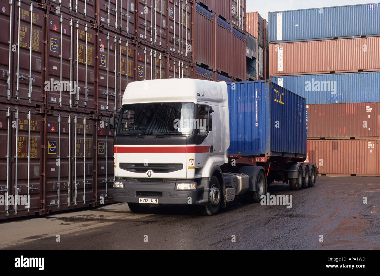 Dumper articolato con un container sul rimorchio in una Anno dei contenitori Foto Stock