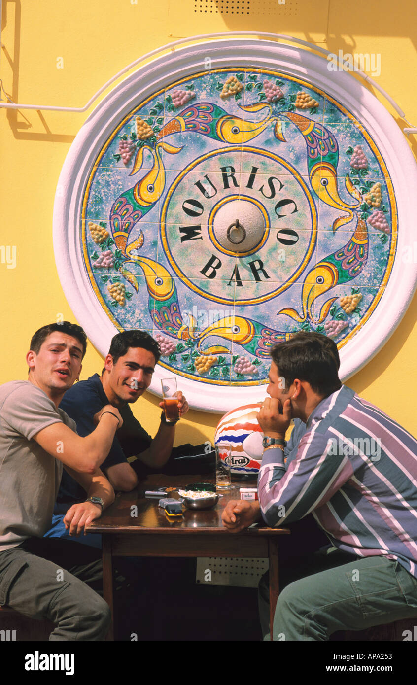 Algarvian ragazzi con un drink al bar Mourisco Alvor Algarve Portogallo Foto Stock