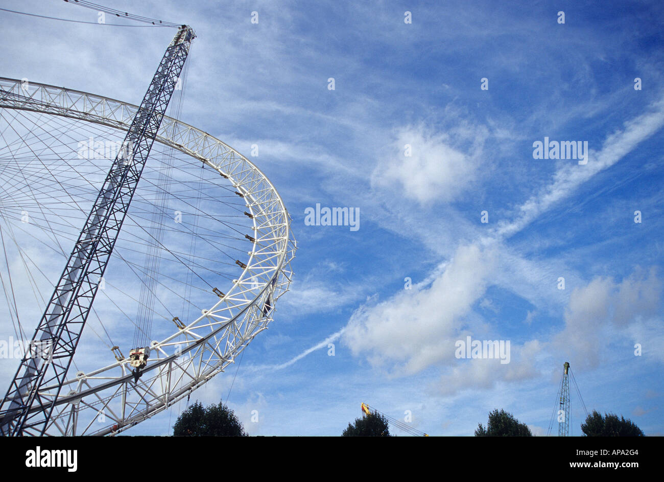 Nuvole nel cielo sopra il London Eye come esso è sollevato in posizione Foto Stock