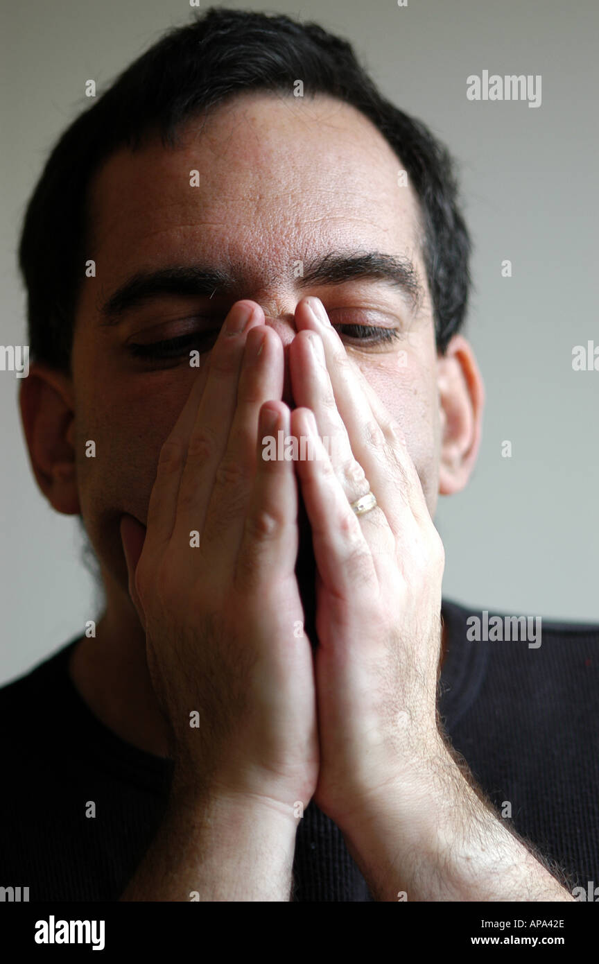 Ritratto di un uomo di mezza età che mostra segni di stress emotivo. Foto Stock