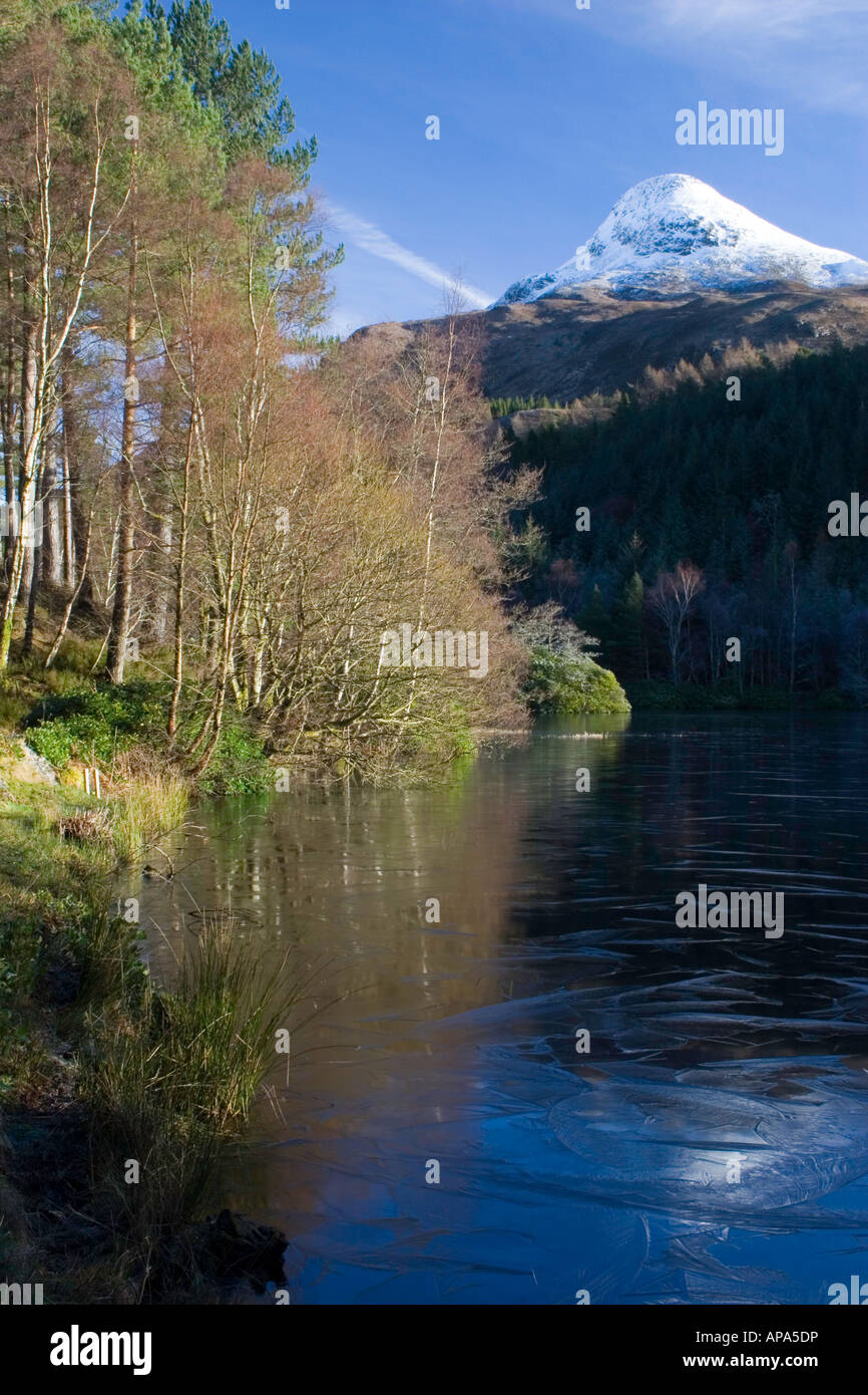 Fozen Glencoe Lochan con Pap di Glencoe Foto Stock