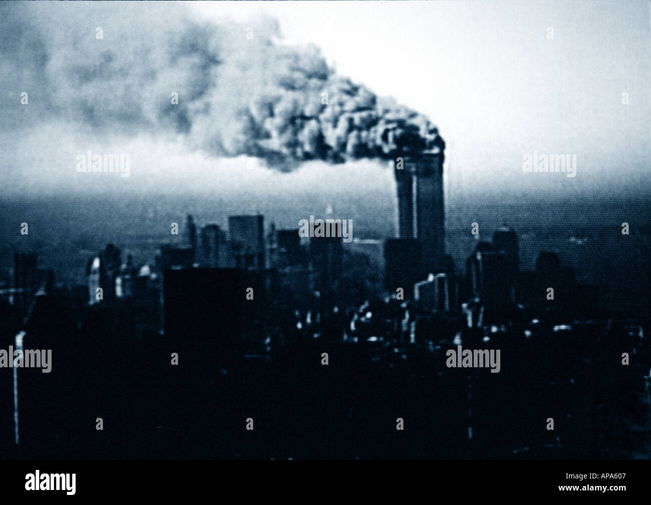 Uno screenshot della copertura in diretta della televisione degli eventi che si dispiegarono a New York nel corso del 9/11, in cui due aerei dirottati si schiantarono nelle torri gemelle di S. Foto Stock