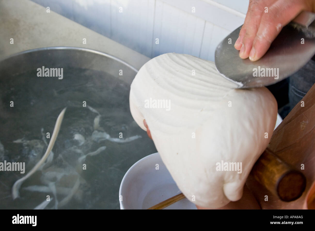 Fresh Cut tagliatelle a Hui Noodle Shop Shenzhen in Cina Foto Stock