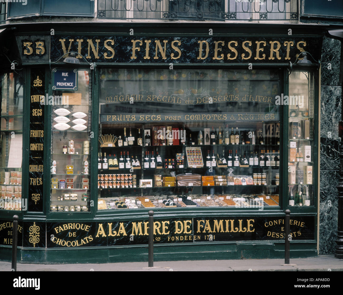 Wine Shop Street scene Parigi Francia Foto Stock