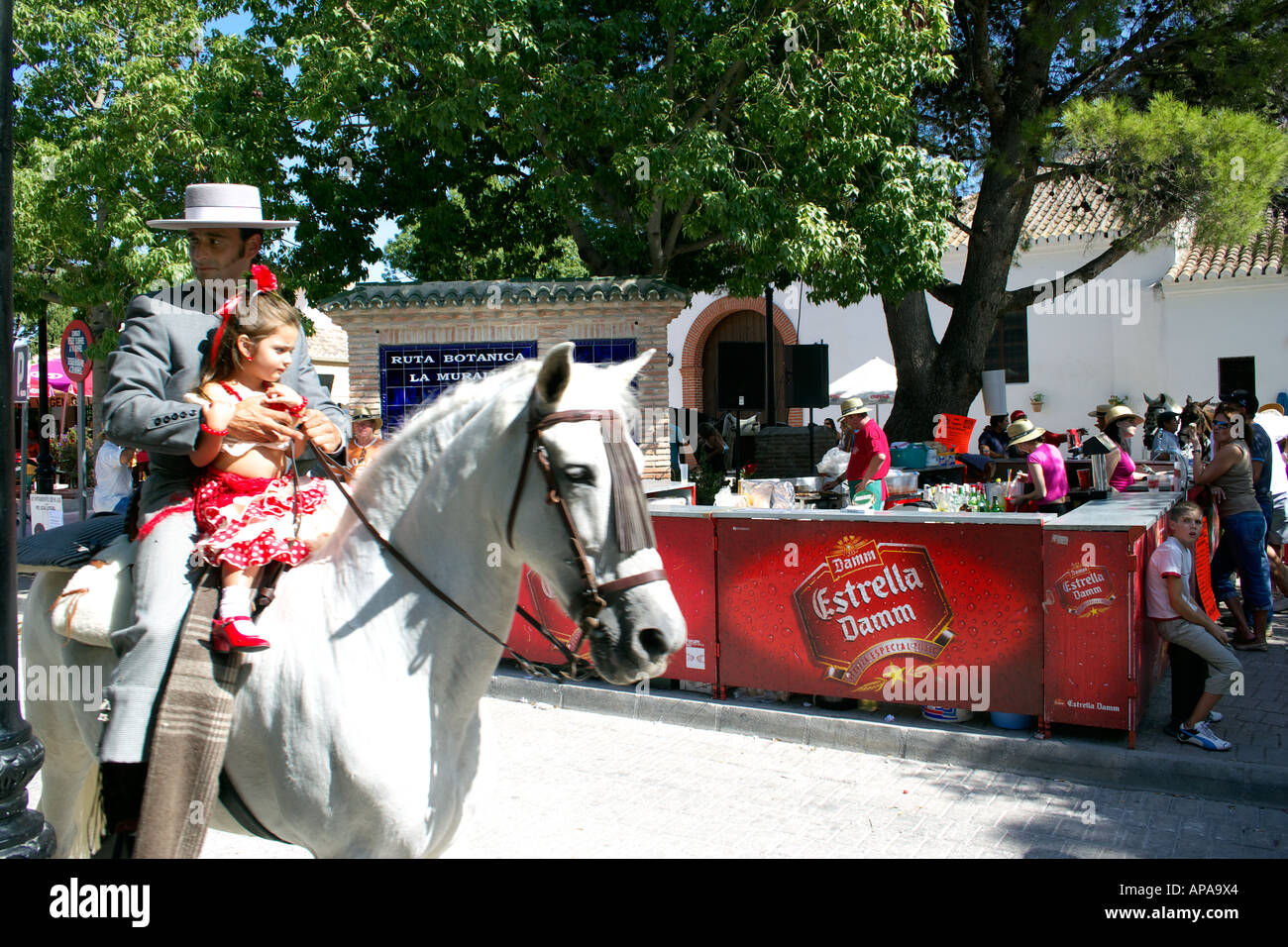 Padre e figlia a cavallo a Mijas Feria, Spagna Foto Stock