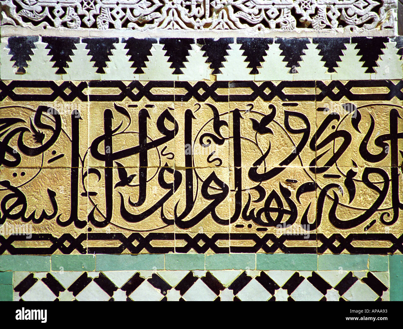 Tradizionale arabo calligrafia coranici sulle pareti della moschea, Marocco Foto Stock