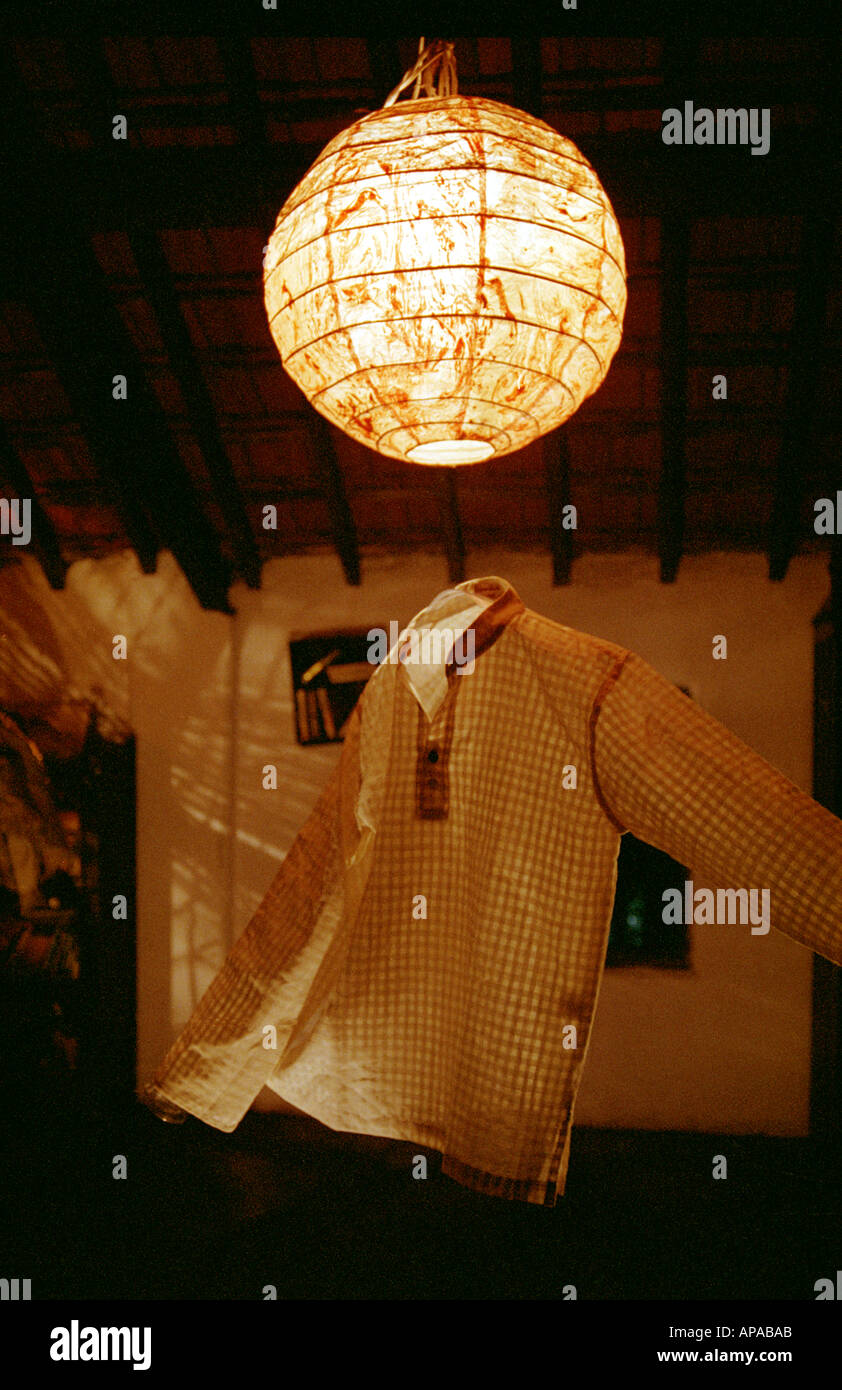 Un manicotto pieno shirt appeso al di sotto forma di globo lanterna Foto Stock