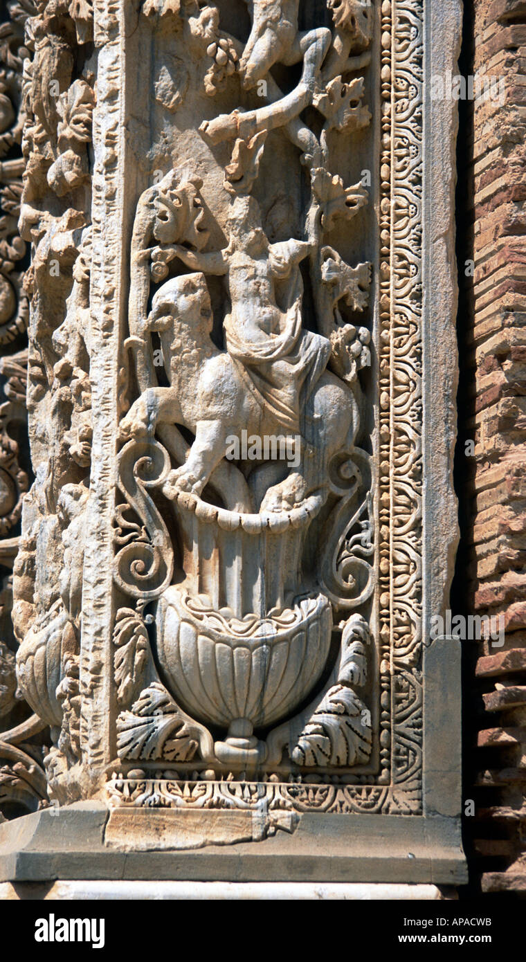 Dettaglio di marmo scolpito lesena, basilica, adiacente al forum Severan, Leptis Magna, Libia Foto Stock