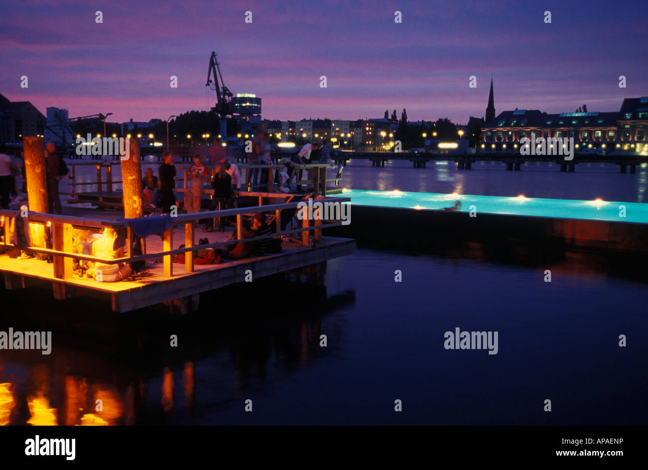 Berlino. Badeschiff an der Arena am Abend. Badeschiff in serata. La gente di nuoto, rilassarsi e godersi il tramonto e lo skyline. Foto Stock