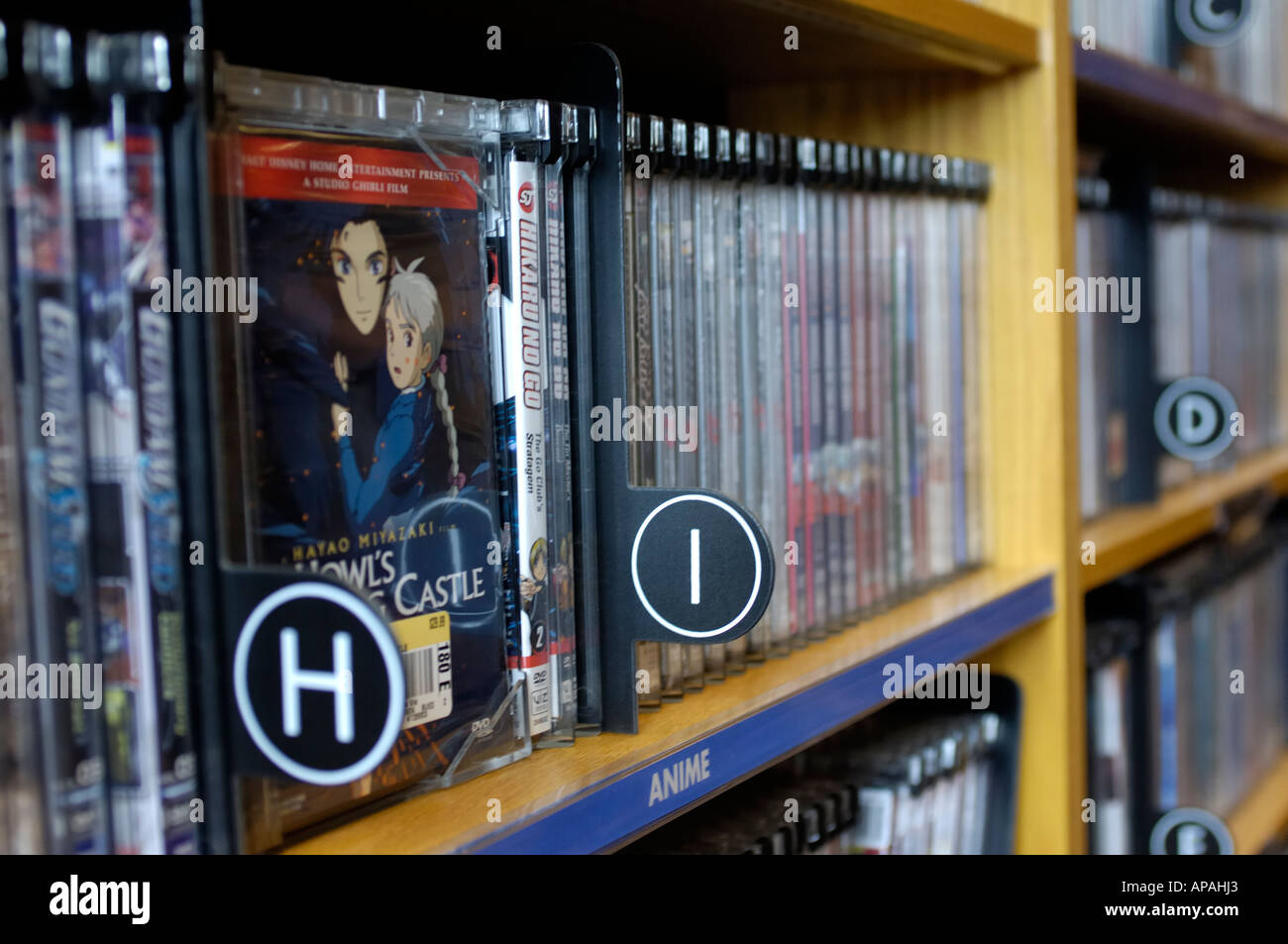 Ripiano di anime DVD in un negozio Foto Stock