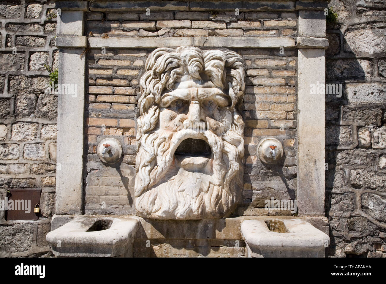 Antico romano della pietra che intaglia e Fontana Sepina Italia Foto Stock