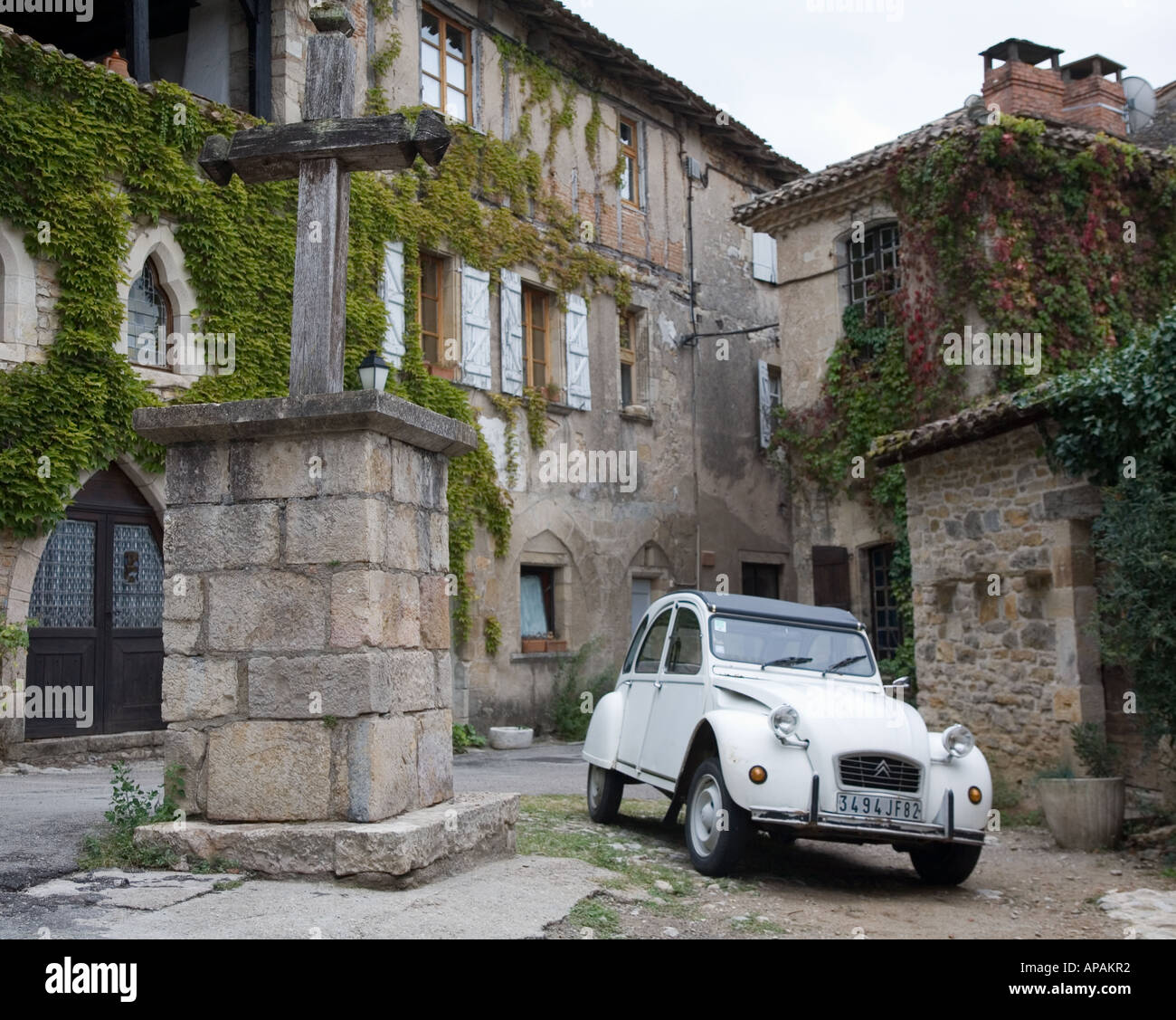 Il mercato medievale Piazza con Citroen 2CV Saint Antonin Toulouse Francia Foto Stock