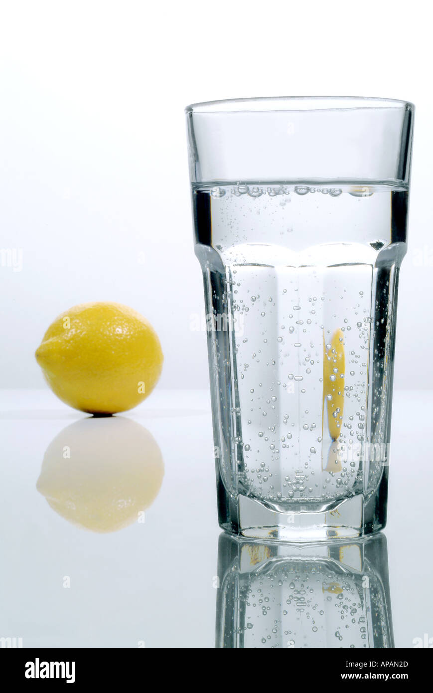 Acqua minerale Mineralwasser mit limone Foto Stock