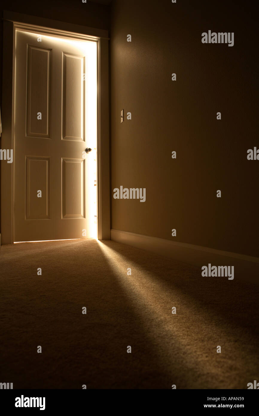 La luce proveniente dalla porta Foto Stock