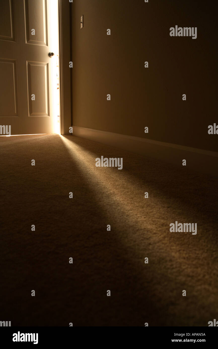 La luce proveniente dalla porta Foto Stock