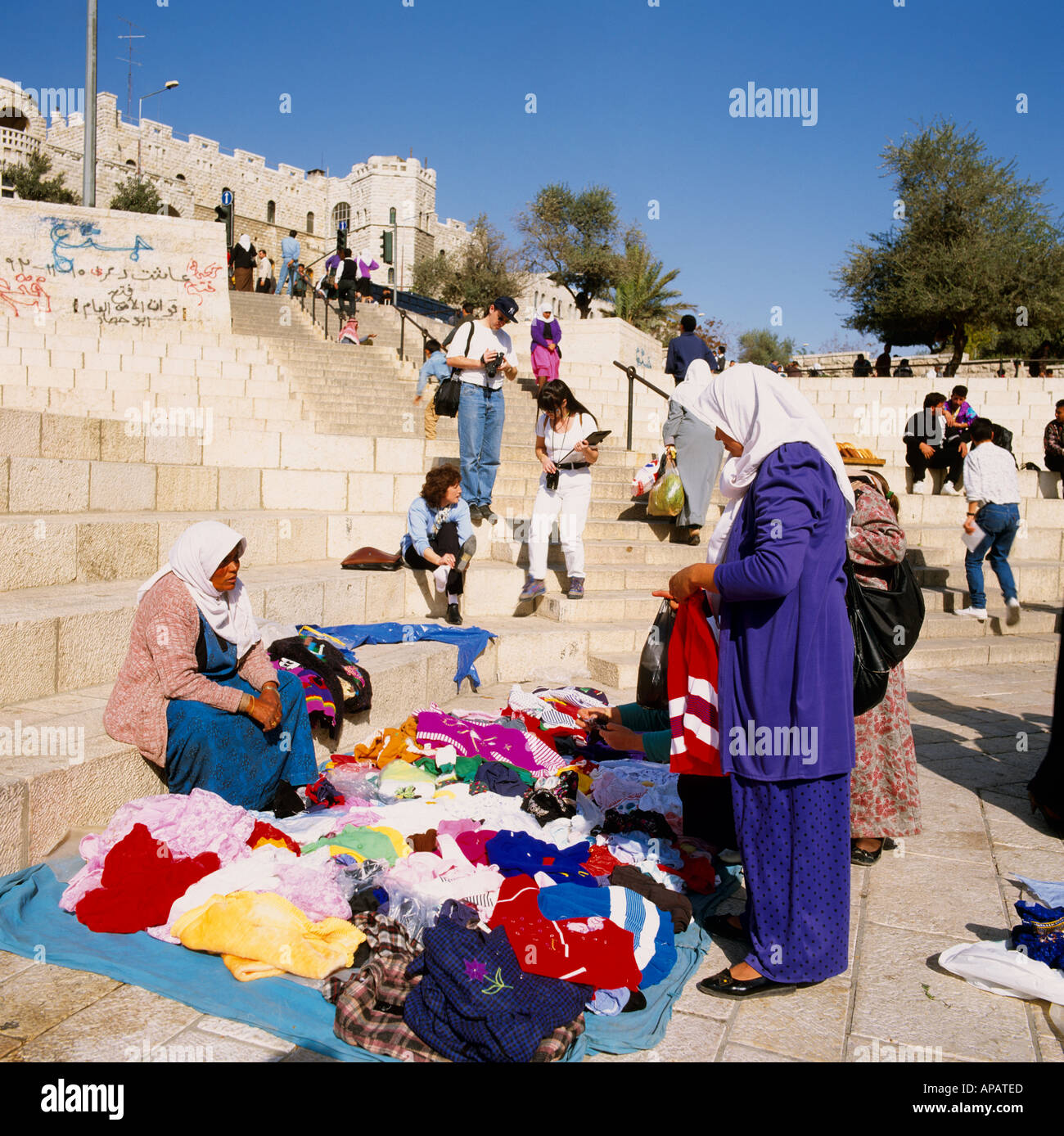Trading di strada al di fuori della Città Vecchia di Gerusalemme Israele Medio Oriente Foto Stock