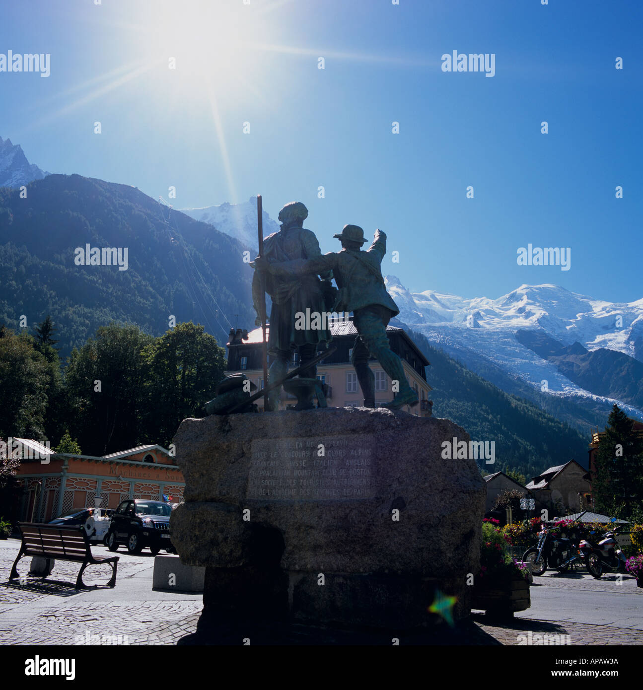 Statua di Orazio Bendicte de Saussure nel centro della città di Chamonix Alpi Francesi Francia Europa Foto Stock