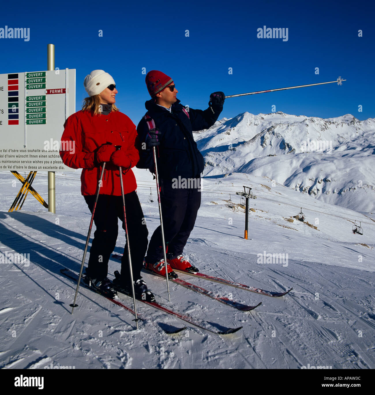 Gli sciatori Chamonix Mont Blanc sulle Alpi francesi in Europa Foto Stock