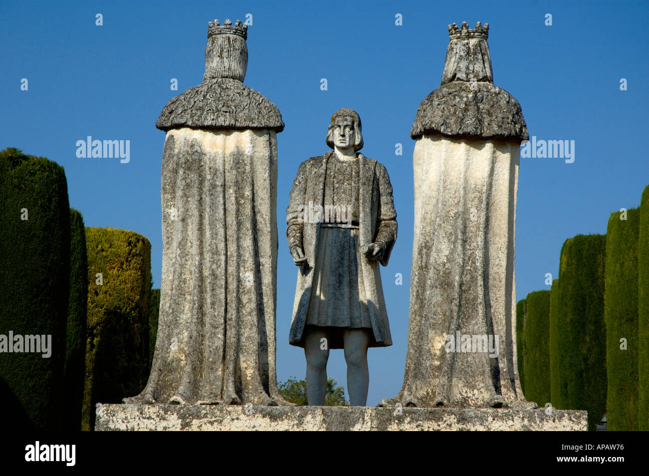 Statue raffiguranti Christopher Columbus a parlare con il Re Ferdinando II di Aragona, nei giardini dell'Alcazar de Cordoba, Spagna Foto Stock