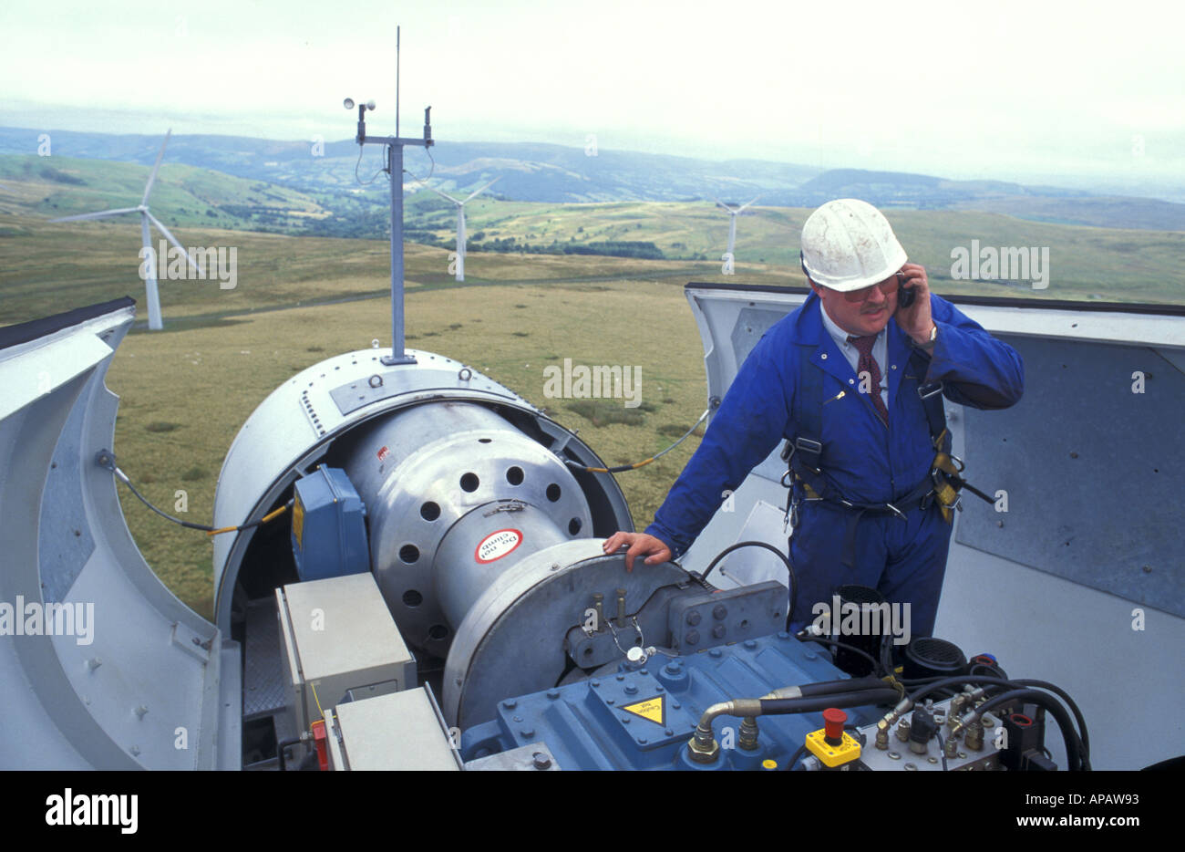 Controlli tecnico di cambio di velocità della turbina eolica a Carno Wind Farm nel Galles Foto Stock