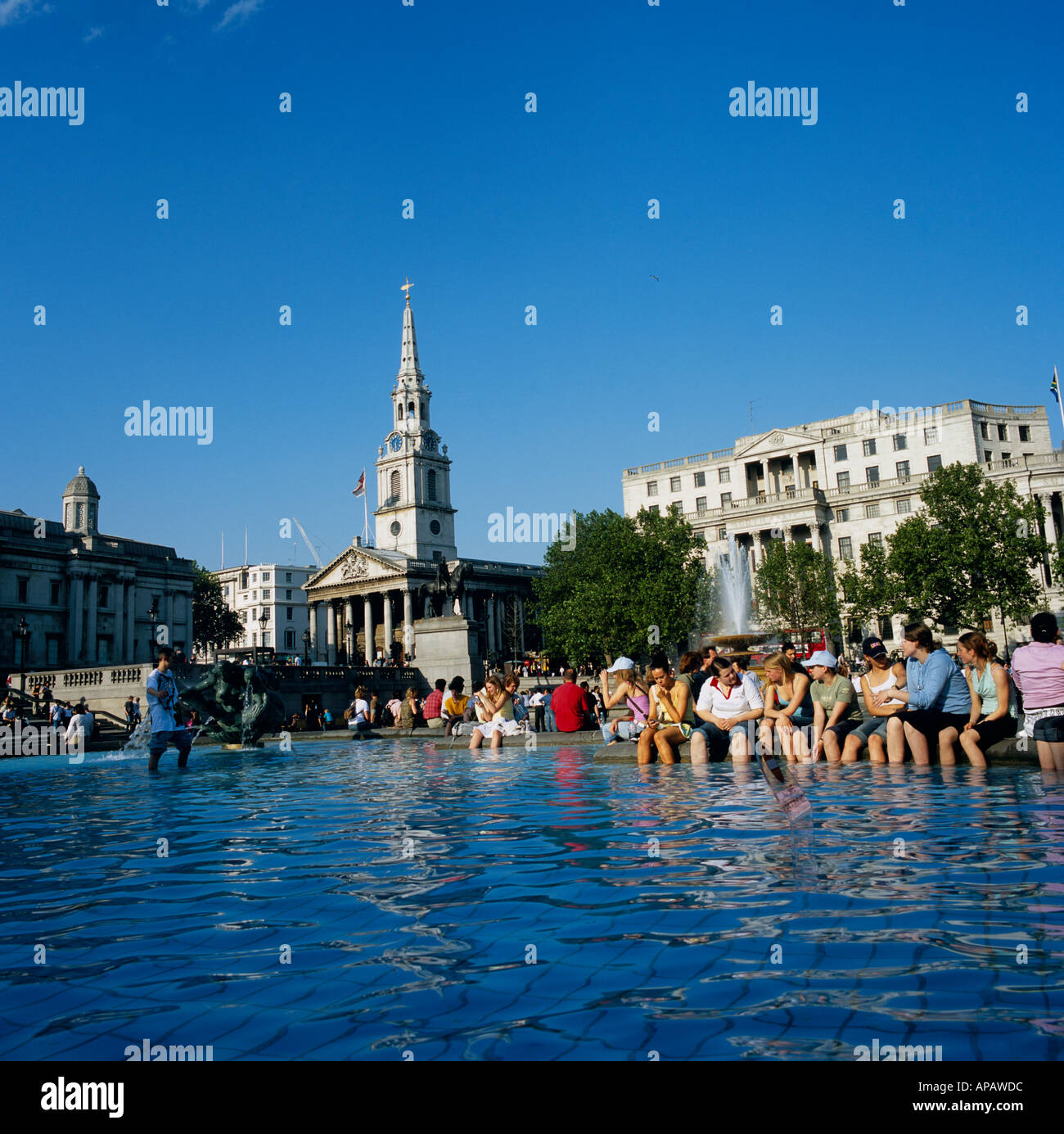 Persone in Fountain Trafalgar Square Londra Inghilterra U.K. Foto Stock