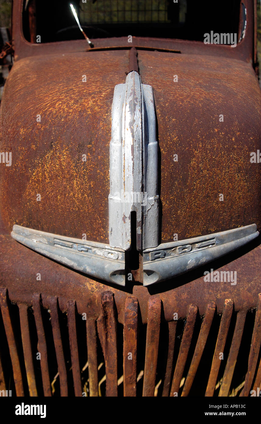 Dettaglio del cofano di rusty old Ford Truck lasciata decadere in Ravenswood un Gold Rush città vicino a Townsville Queensland Australia Foto Stock