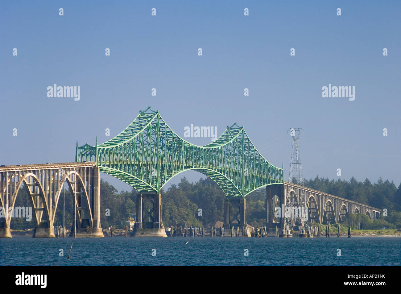 Il Conde D McCullough Memorial Bridge in Coos Bay sulla costa dell'Oregon Foto Stock