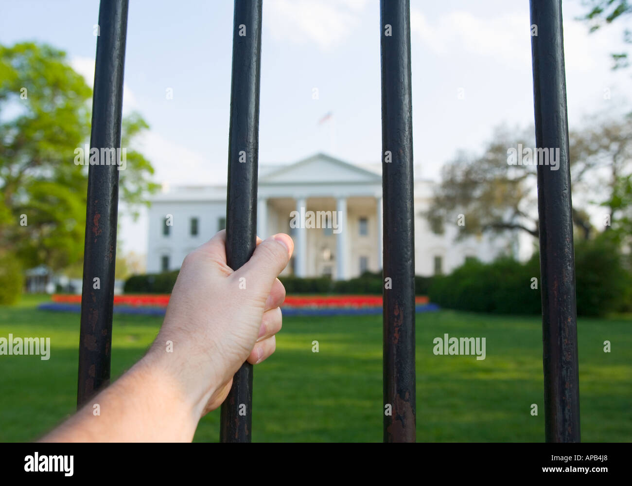 Recinzione di presa della mano alla Casa Bianca Washington DC USA. Dietro le barre. Recintato. Foto Stock