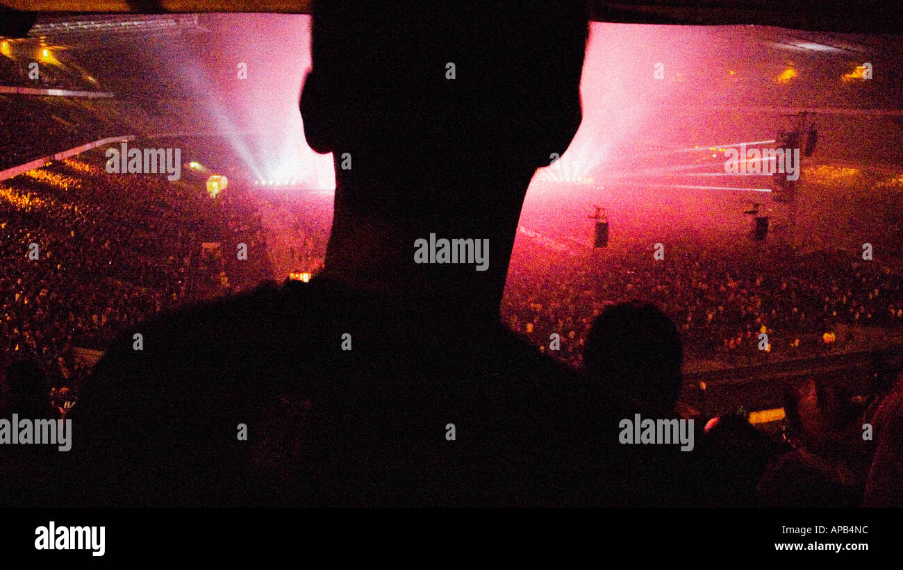 Silhouette di un uomo ad un concerto pop Foto Stock