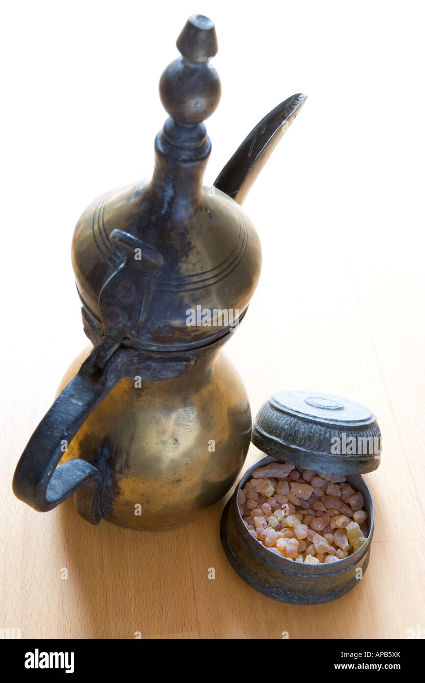 Tradizionale caffè arabo di pentola e recipiente metallico dell'incenso in legno in stile contemporaneo sullo sfondo del pavimento Foto Stock