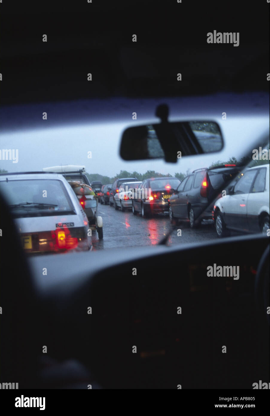 Vista dall'interno vettura bloccato in coda in un ingorgo Foto Stock