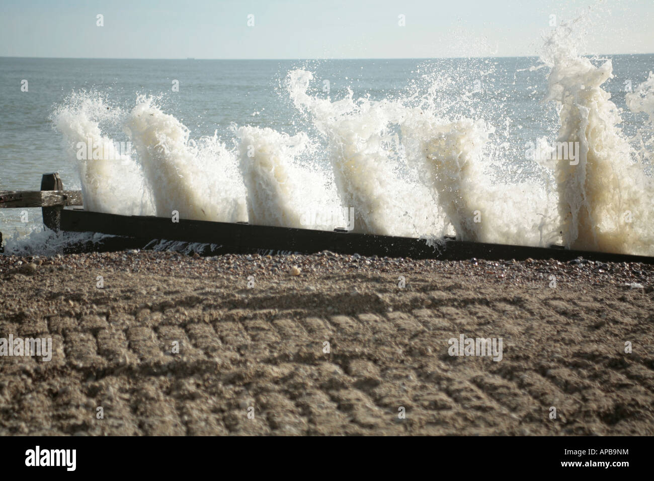 Alte onde di colpire il mare di legno a parete Climping Beach, West Sussex, in Inghilterra, Regno Unito Foto Stock