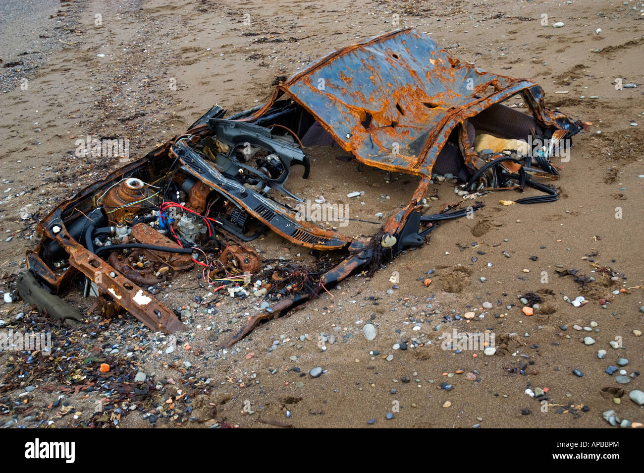 Auto abbandonate sulla spiaggia di essere sepolta dal mare Foto Stock