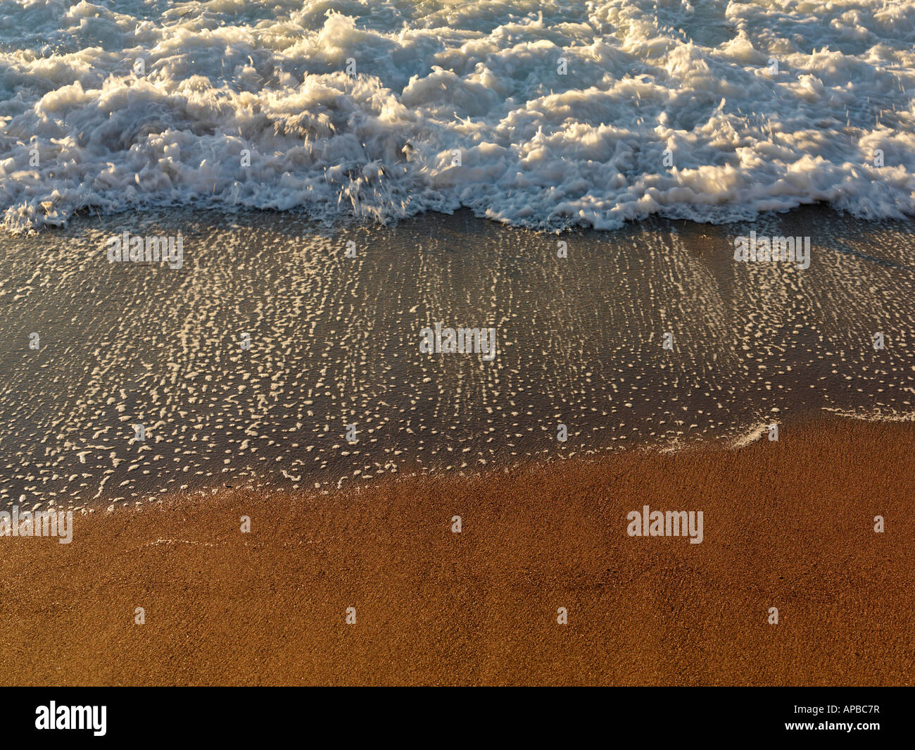 Canada Quebec Gaspesie Perce sfuggente di surf sulla spiaggia di sabbia Foto Stock