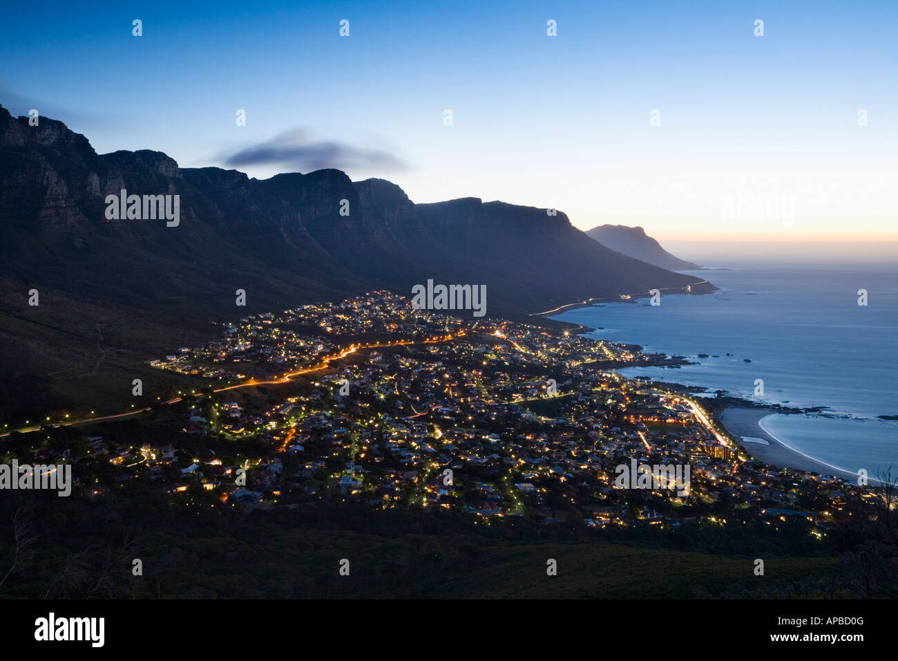 Camps Bay e i dodici apostoli di notte Città del Capo Sud Africa Foto Stock
