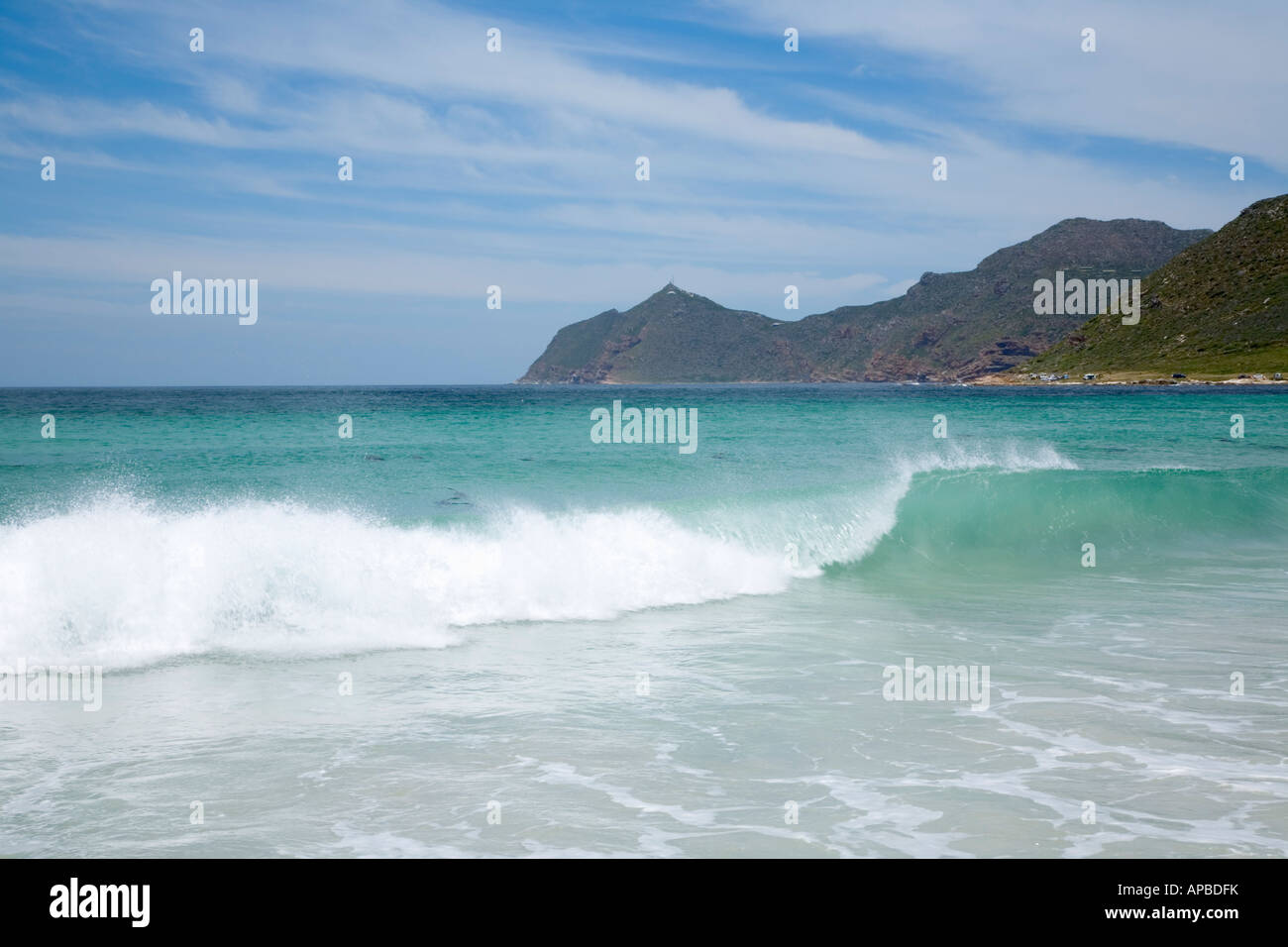Rottura d'onda a Buffel's Bay con Cape Point nella distanza Table Mountain National Park in Sud Africa Foto Stock