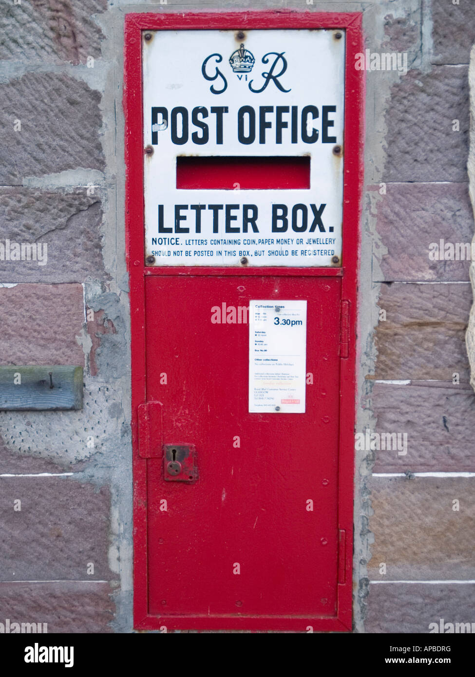 George Vl Letterbox rosso nel muro di pietra nel villaggio di conservazione Luss Argyll and Bute Scozia UK Gran Bretagna Foto Stock