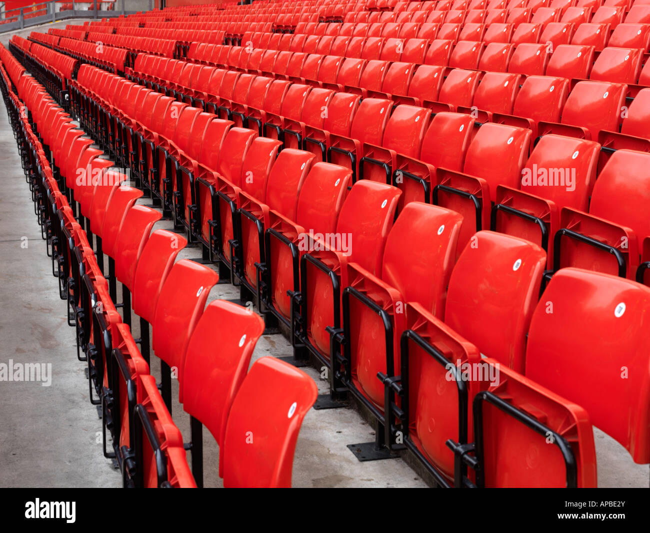 Regno Unito Manchester righe di colore rosso sedili dello stadio a Manchester United Foto Stock