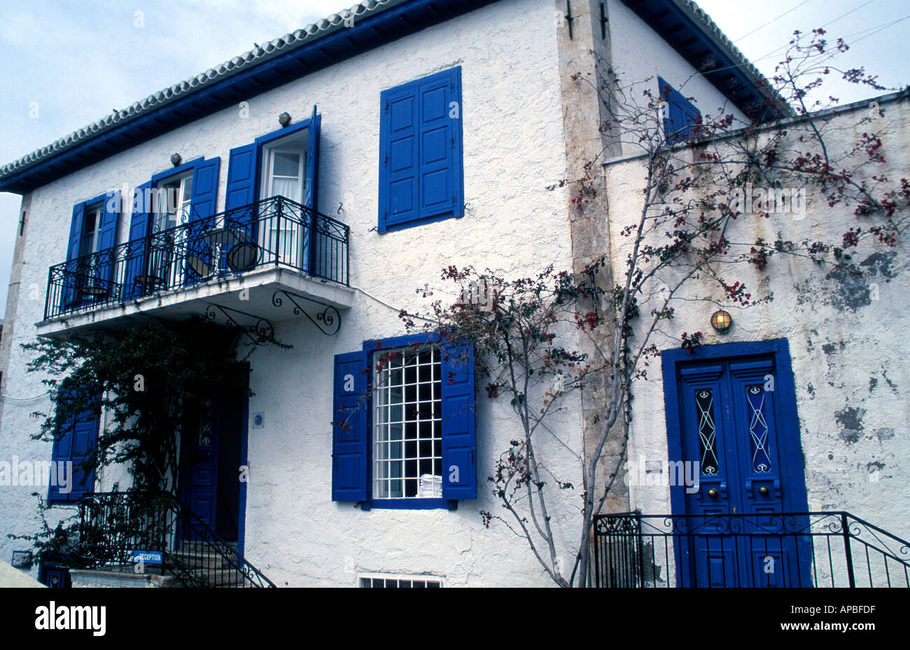 Casa di bianco con persiane blu Foto stock - Alamy