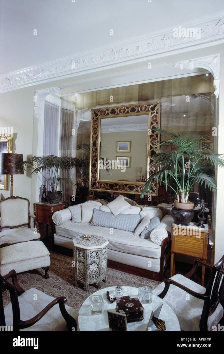 Grande specchio nell'alcova sopra tradizionale divano bianco in sessanta  soggiorno Foto stock - Alamy