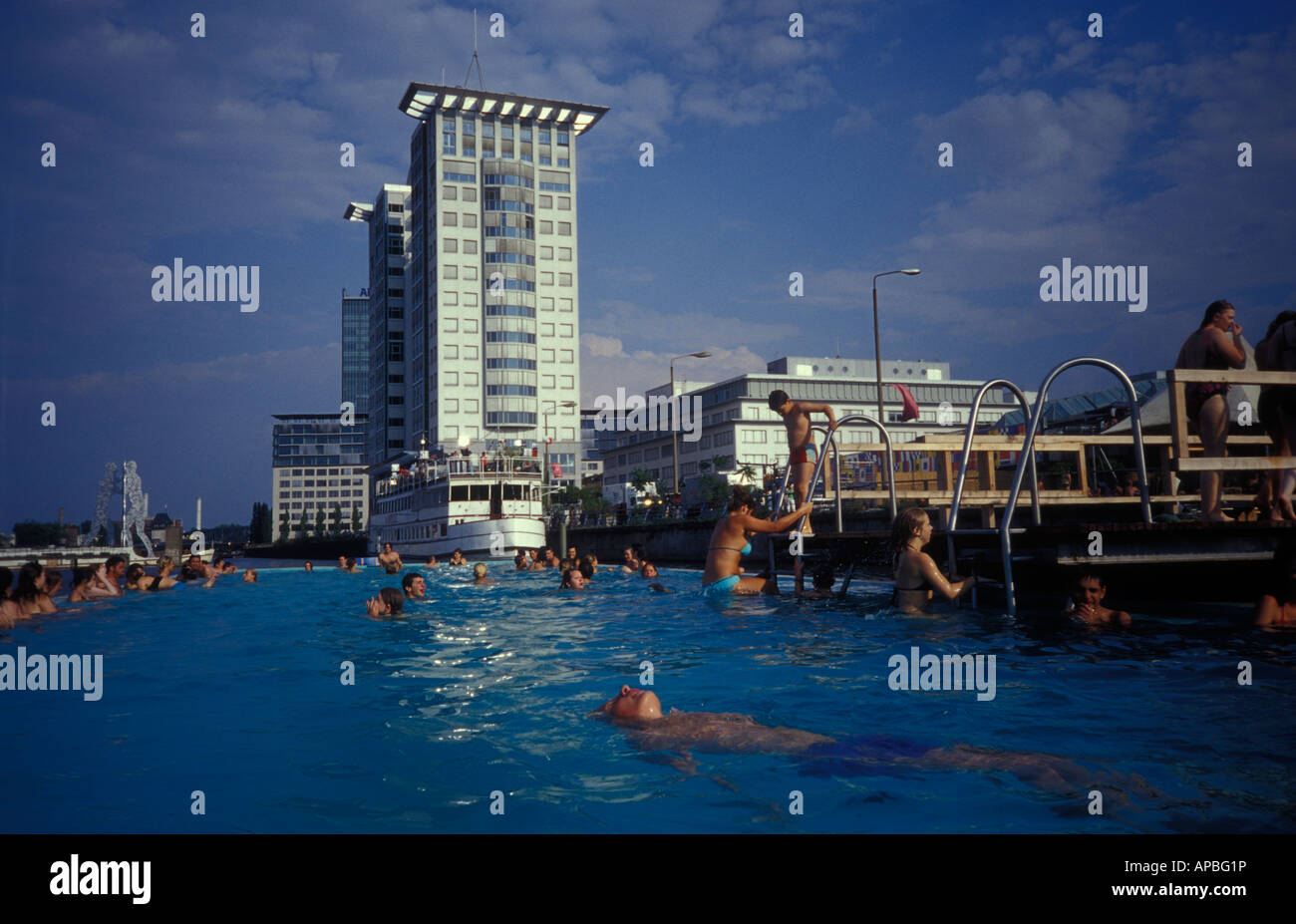 Berlino. Badeschiff an der Arena di Treptow. Una piscina nel fiume Spree. La gente di nuoto. Foto Stock