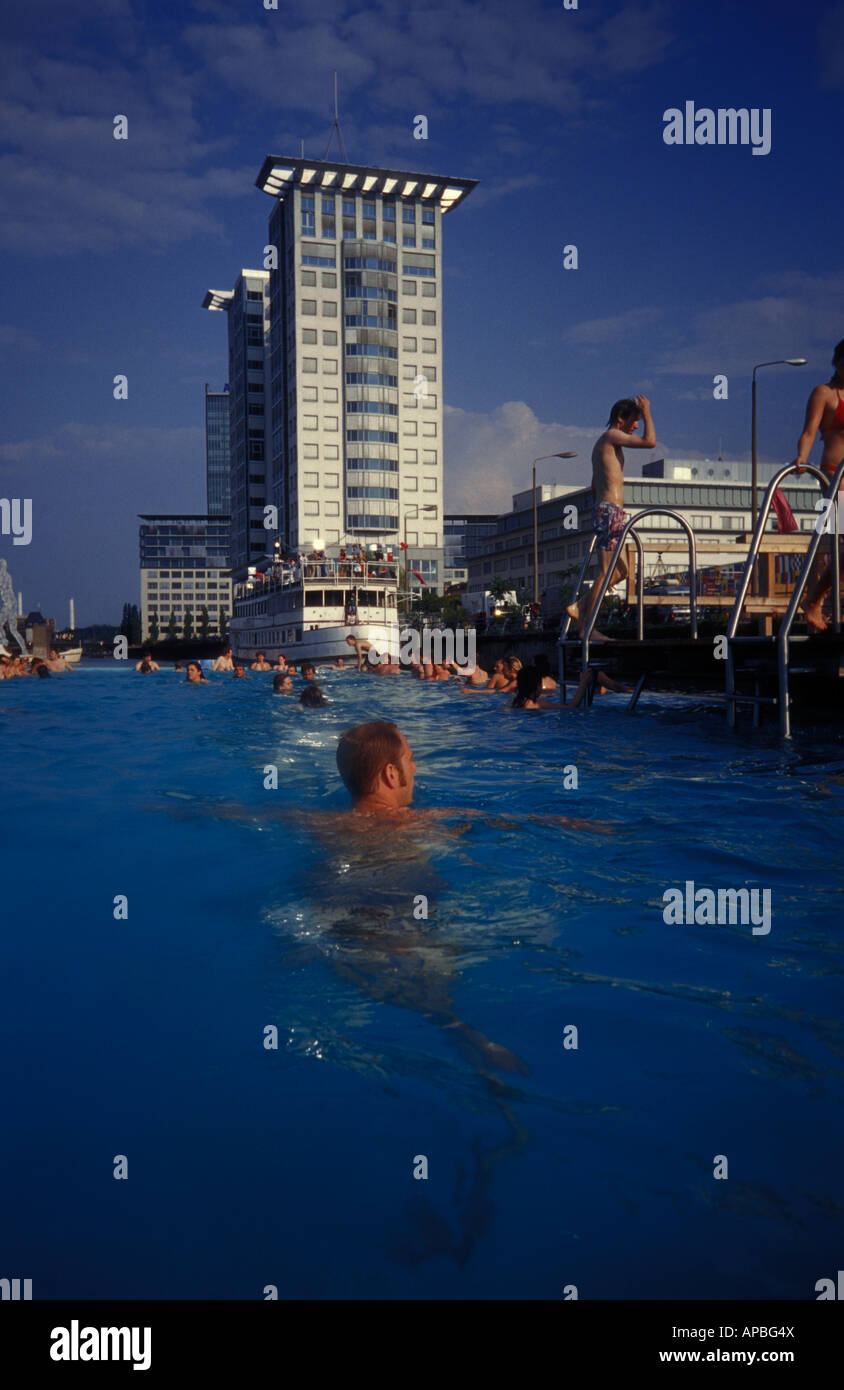 Berlino. Badeschiff an der Arena di Treptow. Una piscina nel fiume Spree. La gente di nuoto. Foto Stock