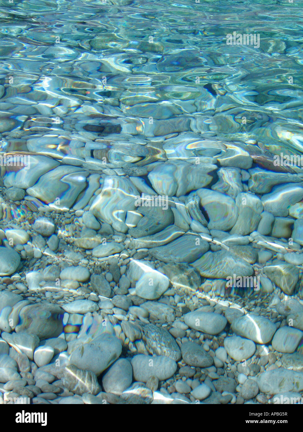 Cristalline acque pure con luce del sole splendente e ciottoli in fondo al mare turco Foto Stock