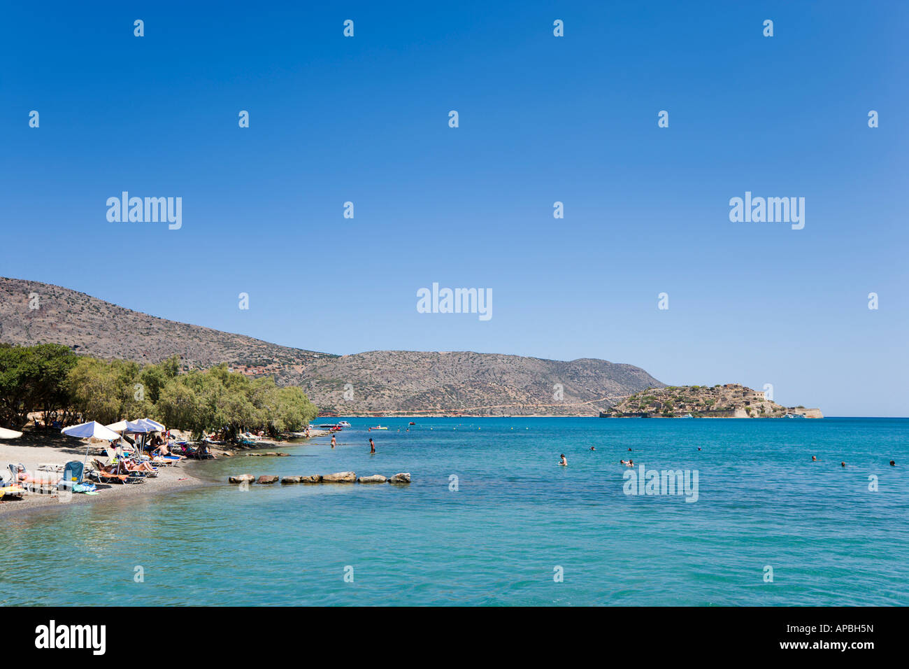 Driros spiaggia con Spinalonga in distanza, Elounda, Costa Nord Est, Creta Grecia Foto Stock