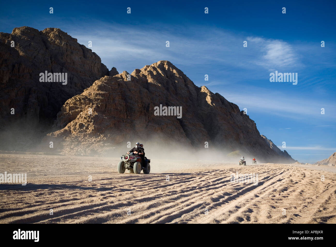 Quad Bike Rider viaggi attraverso il deserto del Sinai vicino a Sharm el Sheikh Egitto Foto Stock