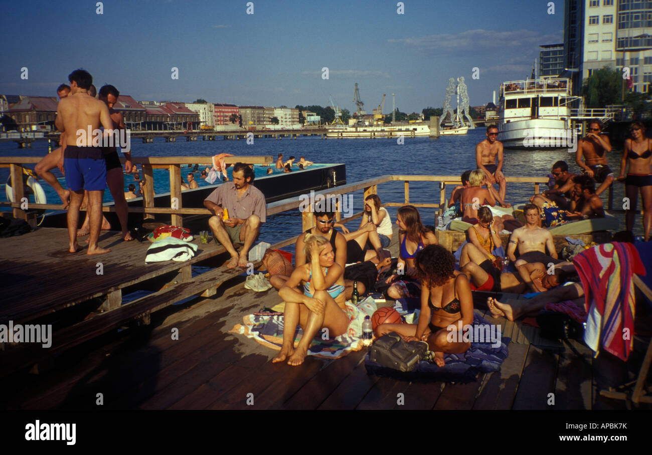 Berlino. Badeschiff an der Arena di Treptow. Una piscina nel fiume Spree. La gente di nuoto. Foto Stock