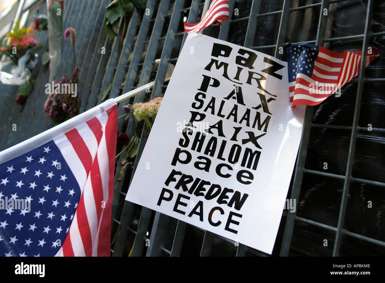 Paz Mir Pax Salaam Shalom Paix ritmo Frieden pace prese a Ground Zero al World Trade Center 11 Settembre 2006 Foto Stock