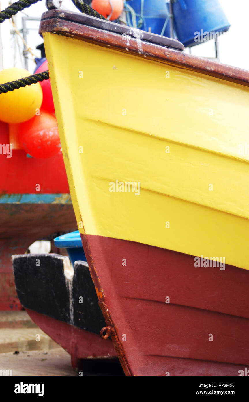 Scafo della barca in porto a bassa marea Foto Stock