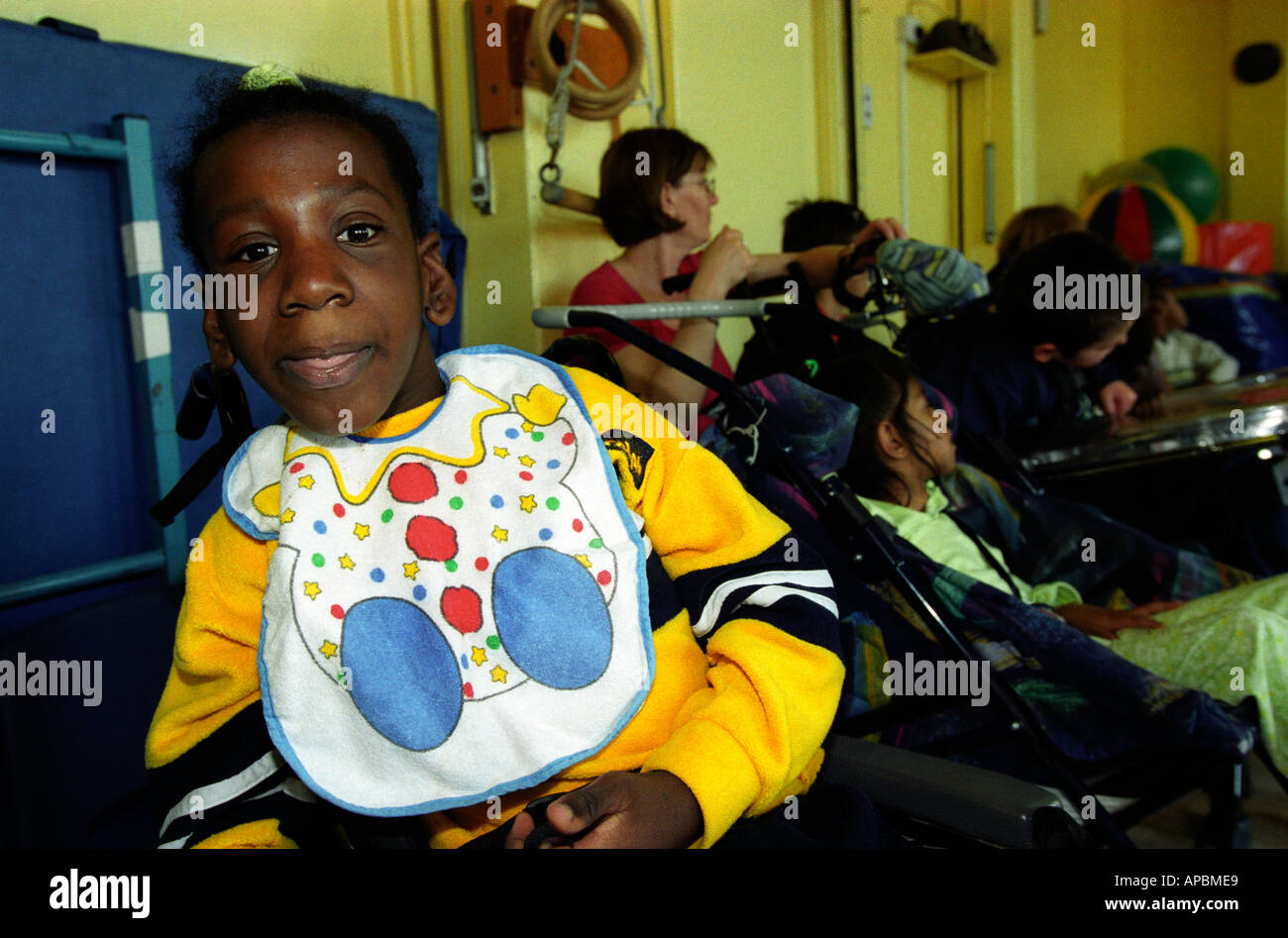 Etnia bambino autistico in una scuola speciale, Southwark, Londra, Regno Unito. Foto Stock