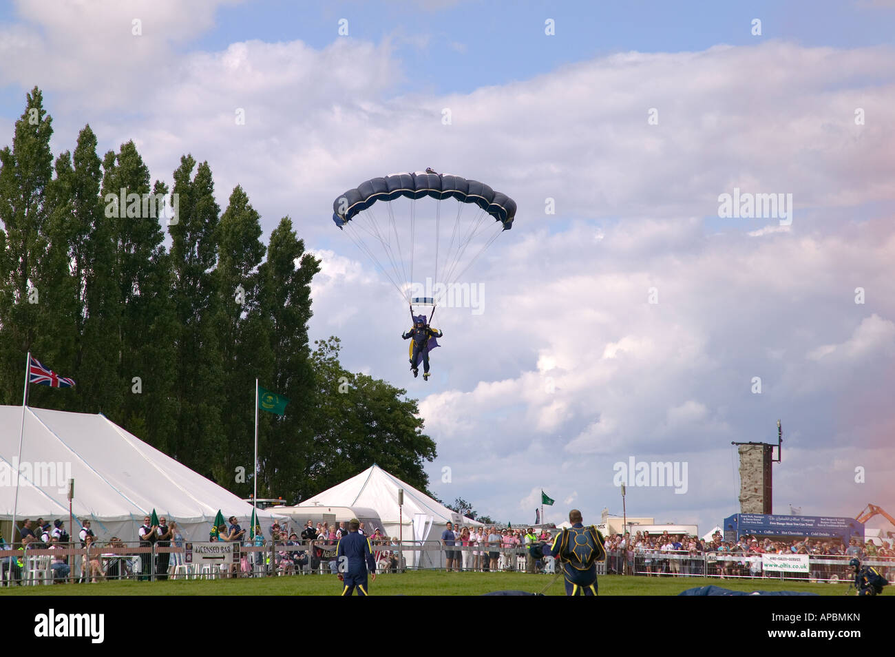Parachutist attorno alla terra in arena a uno spettacolo agricolo Foto Stock